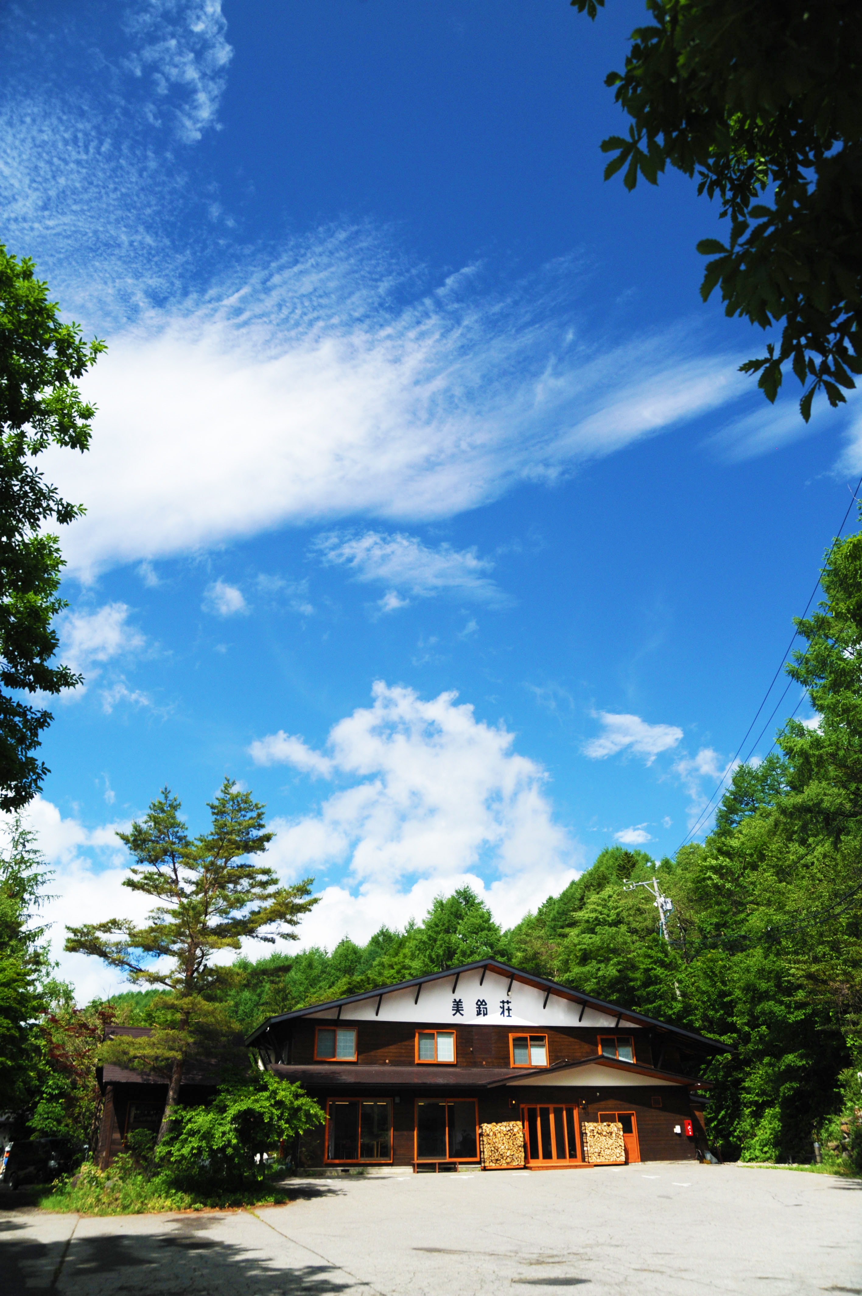 外観・山小屋風の佇まい(夕景)