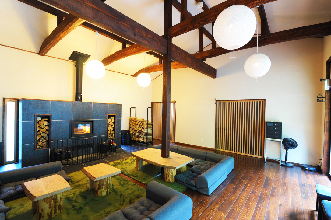 ロビー・薪ストーブ